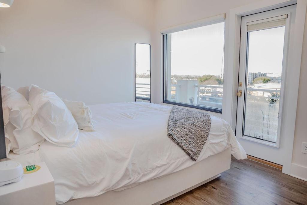 The Hive 302 King With Balcony Hotell Wilmington Exteriör bild